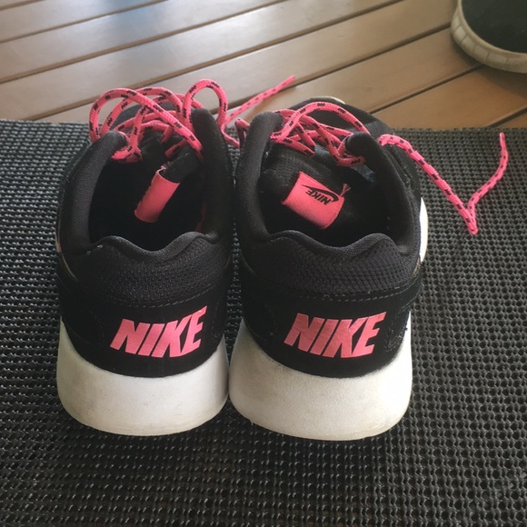 Girls Nike shoes - Picture 4 of 6